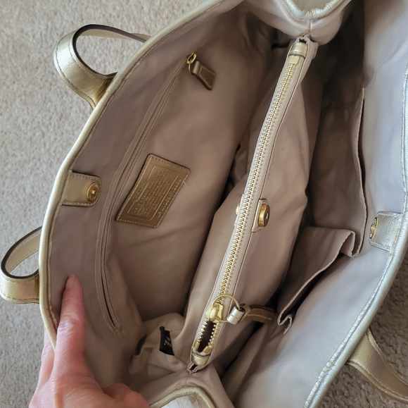 Coach Bag - Picture 2 of 8